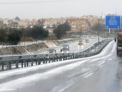 Las intensas nevadas han provocado cortes de tráfico en la autovía A-31.