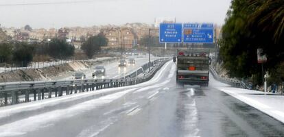 Las intensas nevadas han provocado cortes de tráfico en la autovía A-31.