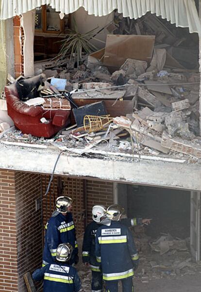 Los bomberos inspeccionan el piso de Leganés donde se suicidaron los presuntos autores del 11-M.
