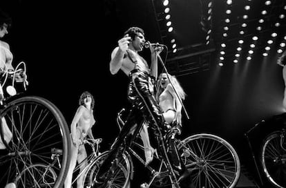 <p><strong>Por qué es tan buena.</strong> Es originalísima, tanto por su composición como por su letra.</p> <p><strong>Historia de la canción.</strong> A Mercury —que no tenía especial predilección por las bicicletas— se le encendió la bombilla cuando vio pasar el pelotón del Tour de Francia cerca del estudio donde Queen estaban grabando 'Jazz' en Montreux (Suiza). Con esa imagen desarrolló una lista de ideas contrapuestas (“Tú dices blanco, yo digo negro / Tú dices ladrar, yo digo morder”), sazonada de agudos comentarios sobre 'Star Wars', Tiburón', 'Peter Pan', 'Superman' o 'Frankenstein', con el ansia de libertad como trasfondo. También fue muy original su lanzamiento como 'single', dado que 'Fat bootmed girls', en la otra cara, era un tema siamés: en la letra de uno se mencionaba el otro y viceversa. Su vídeo causó sensación: muestra a un nutrido grupo de modelos desnudas montando en bicicleta en los alrededores del estadio de Wembley.</p> <p>Puedes ver el vídeo <a href="https://www.youtube.com/watch?v=xt0V0_1MS0Q" target="_blank">aquí</a>.</p>