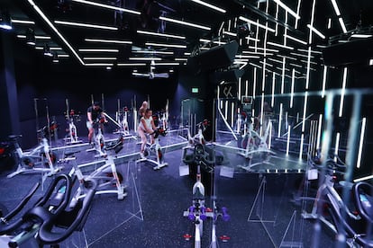 Panorámica de una de las salas del gimnasio Crank Fit - Dubai Indoor Cycling & Boutique Fitness Studio, en Dubai.
