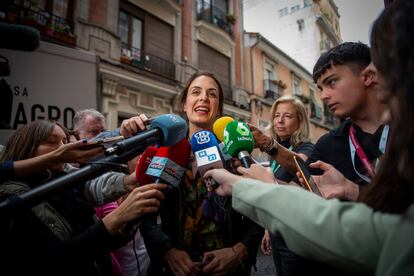 La candidata al Ayuntamiento de Madrid por Podemos, Rita Maestre, respondía a los periodistas un rato antes del cierre de los centros electorales en la sede del partido en la calle La Paloma de la capital.