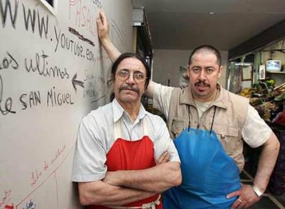 Joaquín Nieves y José Bonales delante de sus puestos en el Mercado de San Miguel.