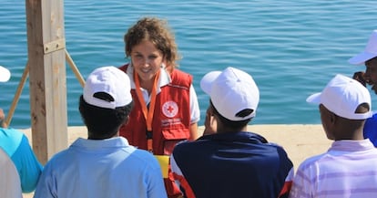 Francesca Vietti con un grupo de inmigrantes en Lampedusa en el d&iacute;a de la visita del papa Francisco a la isla el pasado julio. 