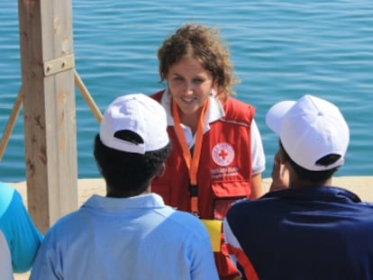 Francesca Vietti con un grupo de inmigrantes en Lampedusa en el d&iacute;a de la visita del papa Francisco a la isla el pasado julio. 