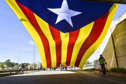 La primera de les cinc mobilitzacions a engegar-se ha estat la de Tàrrega, a les 7.00, seguida de la de Tarragona, a les 7.30; la de Berga, a les 8.00; i la de Vic, a les 8.30. A la imatge, desplegament d'una 'estelada' gegant en el pas cap a la N-II de la marxa per Vilobí d'Onyar (la Selva).