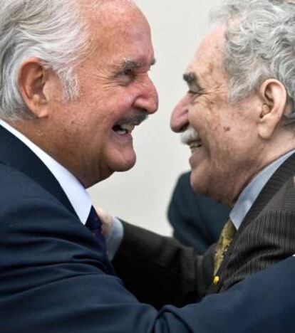 Gabriel García Márquez (derecha) felicita a Carlos Fuentes en su 80º cumpleaños en Ciudad de México (2008).