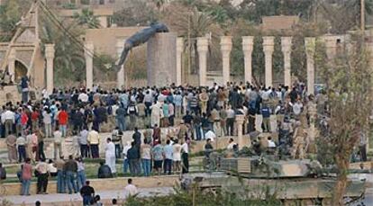 Una grúa estadounidense derriba la estatua de Sadam Husein colocada en una céntrica plaza de la capital iraquí.