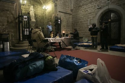 Un moment del tancament diumenge a l'interior de l'església de Santa Anna, al barri Gòtic de Barcelona.