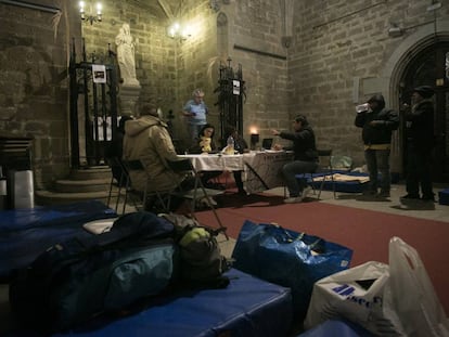 Un moment del tancament diumenge a l'interior de l'església de Santa Anna, al barri Gòtic de Barcelona.