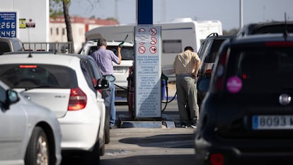 Conductores repostando en una gasolinera.