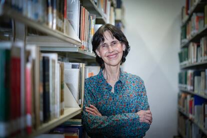 Coral Bracho en la biblioteca del Claustro de Sor Juana.