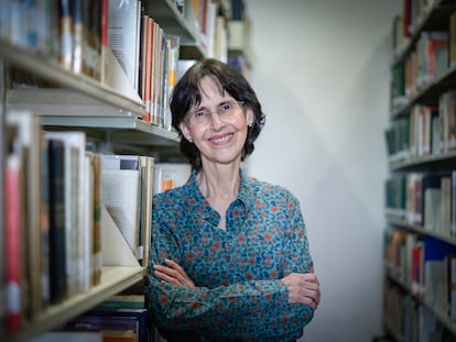 Coral Bracho en la biblioteca del Claustro de Sor Juana.