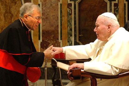 El Papa y el cardenal Antonio María Rouco Varela en la sala <b>Clementin</b>a del Vaticano.