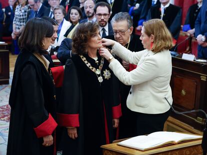 Carmen Calvo durante el acto de su toma de posesión como nueva presidenta del Consejo de Estado, este miércoles en Madrid. A su lado, los consejeros María Emilia Casas y Miguel Herrero de Miñón.