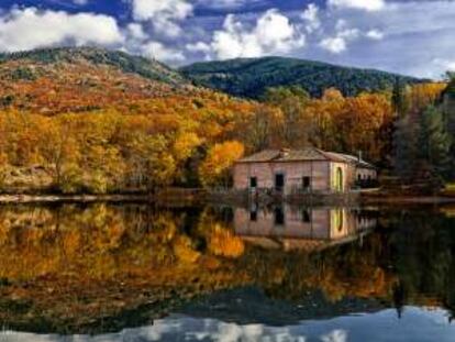 El Mar de La Granja, gran depósito de forma irregular que surte a las fuentes que rodean el palacio.