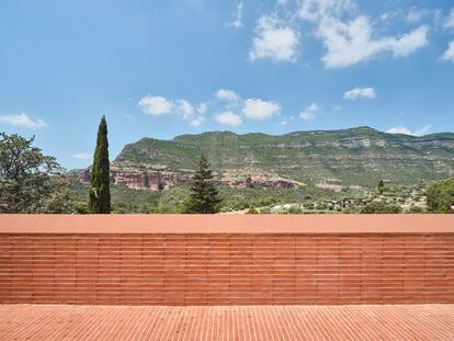 El ladrillo también enmarca las vistas convirtiendo la plaza en mirador.

