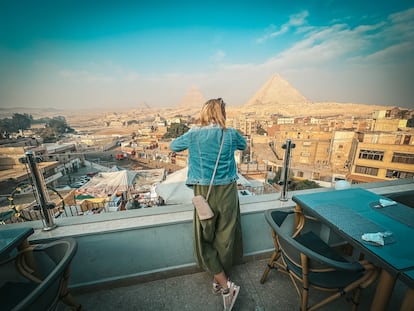 Terraza de uno de los hoteles del barrio de Guiza, en El Cairo, con vistas a las pirámides de Keops, Kefrén y Micerino.