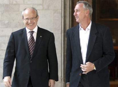 Cruyff con el presidente de la Generalitat, José Montilla.