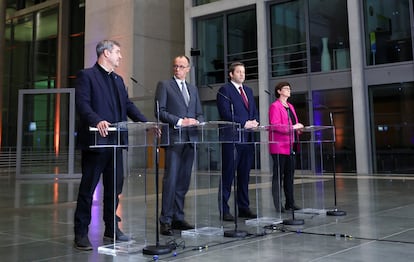 El líder de la CSU bávara,  Markus Soeder, habla junto al próximo canciller, Friedrich Merz y a los colíderes del SPD, Saskia Esken y Lars Klingbeil, ayer en Berlín