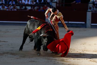 Alejandro Talavante torea al natural al cuarto de la tarde.