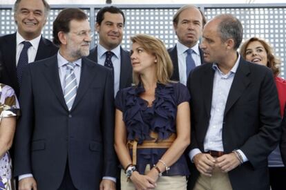 Maria Dolores de Cospedal entre Mariano Rajoy y Francisco Camps en un encuentro con presidentes autonómicos y cargos del PP en septiembre de 2010.