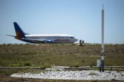 Vista de una de una de las cuatro antenas receptoras del sistema de aterrizaje por satélite GBAS que mejora las prestaciones de la señal GPS en el entorno aeroportuario y permite al piloto realizar aproximaciones de precisión.