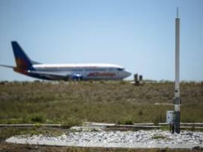Vista de una de una de las cuatro antenas receptoras del sistema de aterrizaje por satélite GBAS que mejora las prestaciones de la señal GPS en el entorno aeroportuario y permite al piloto realizar aproximaciones de precisión.
