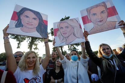 Varias mujeres sostienen retratos de las opositoras Tijanóvskaya, Tsepkalo y Kolesnikova, durante un acto de la campaña de la candidata a las presidenciales bielorrusas Svetlana Tijanóvskaya, el pasado jueves en Borisov.