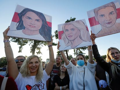 Varias mujeres sostienen retratos de las opositoras Tijanóvskaya, Tsepkalo y Kolesnikova, durante un acto de la campaña de la candidata a las presidenciales bielorrusas Svetlana Tijanóvskaya, el pasado jueves en Borisov.