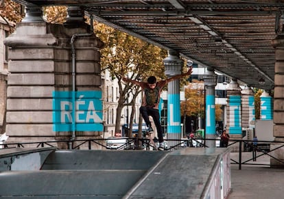 Intervención en 2012, en París, dentro de la Noche en Blanco (Nuit blanche), del 4 al 5 de Octubre. La localización, incluida dentro del recorrido de Arte Urbano, se encuentra bajo las vías elevadas de la línea 6 del metro, entre las estaciones de Chevaleret y Quai de la Gare.