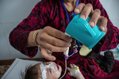 Zakia, de un mes y medioy con desnutrición aguda grave con complicaciones, está siendo alimentada por su madre con leche terapéutica en el Centro de Alimentación Terapéutica del Hospital Regional de Herat, en Irak.