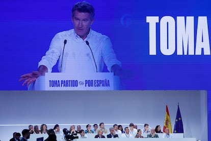 El presidente del PP, Alberto Núñez Feijóo, interviene durante la segunda jornada del Congreso Nacional del PP, este sábado en Madrid.