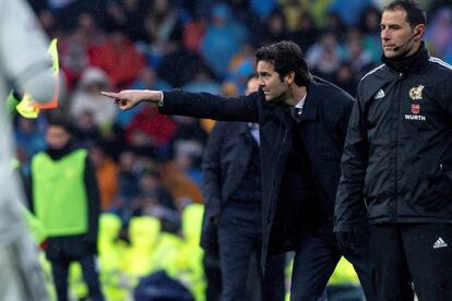 El entrenador del Real Madrid, el argentino Santiago Solari, da indicaciones a sus jugadores durante el partido.