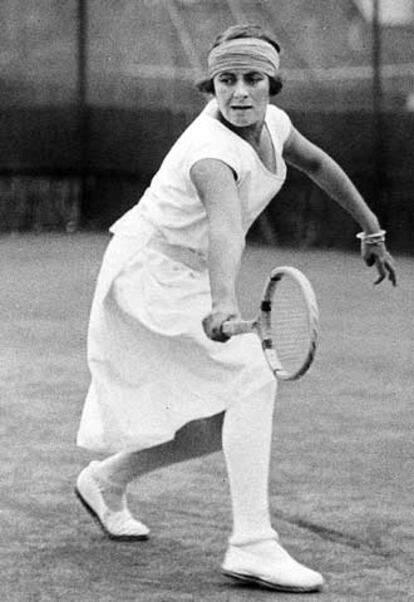 Wimbledon (Londres, Reino Unido), 1926. La tenista Lilí Álvarez en juego, durante su primera final de Wimbledon.