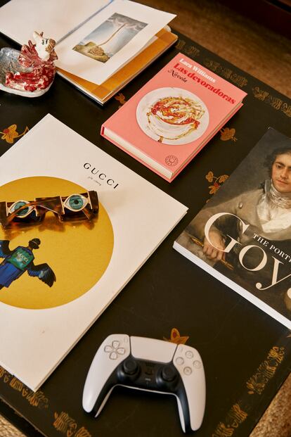 Un cúmulo de trabajos pueblan la mesa de estar del artista; del libro de regalos que la firma Gucci le encargó ilustrar en 2017 a unas gafas de la colección que diseñó para Etnia Barcelona, un libro con ilustrada por él o un mando de PlayStation que suele hacerle compañía en las horas muertas.