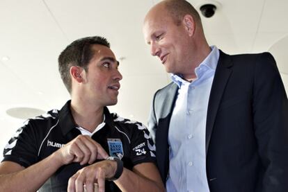 Alberto Contador y su director, Bjarne Riis, en la presentación del Saxo Bank en Dinamarca.