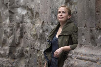La escritora Jessica Cornwell, nieta de John Le Carré, en la plaza Sant Felip Neri de Barcelona