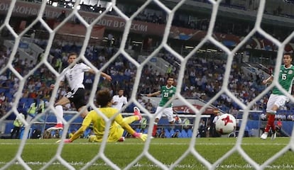 Leon Goretzka marca el segundo gol.