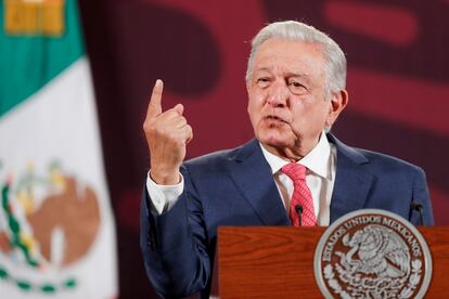 López Obrador habla durante una rueda de prensa en el Palacio Nacional, en Ciudad de México, el 29 de abril.