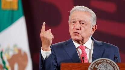 López Obrador habla durante una rueda de prensa en el Palacio Nacional, en Ciudad de México, el 29 de abril.