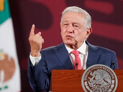 López Obrador habla durante una rueda de prensa en el Palacio Nacional, en Ciudad de México, el 29 de abril.