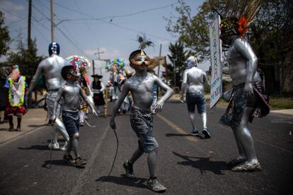 Jóvenes de la comunidad de San Nicolás de los Ranchos, en el estado de Puebla (México) desfilan y bailan disfrazados de 'Xinacates' en el carnaval tradicional de la ciudad.