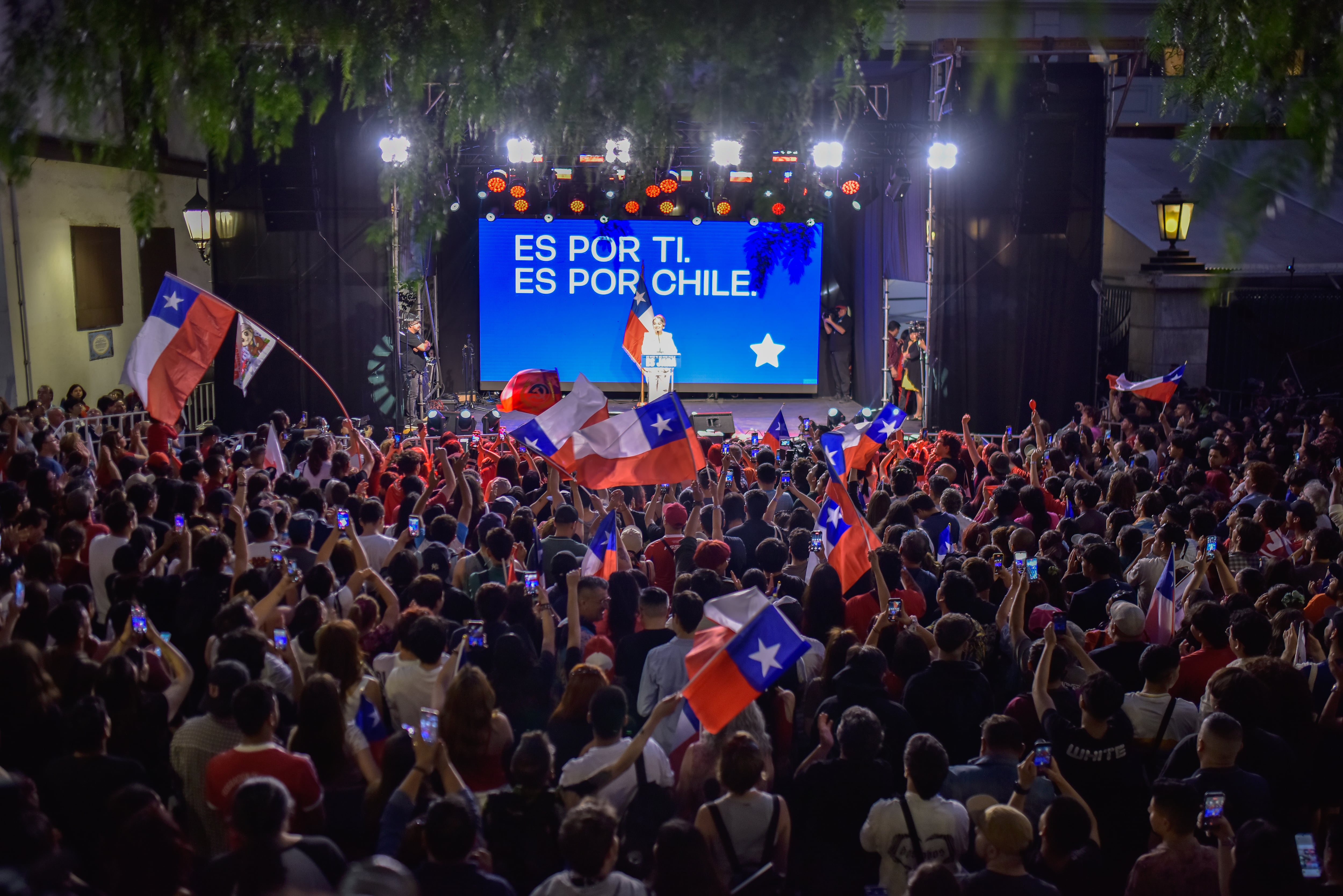 Mitin de Jenattete Jara en la Plaza San Francisco (Santiago), el 16 de noviembre.
