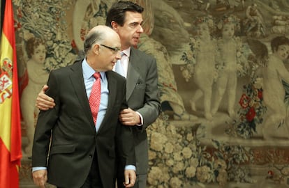 Cristóbal Montoro y José Manuel Soria, en el acto de toma de posesión del presidente del Banco de España, Luis María Linde, en Madrid, el 26 de junio de 2012. 