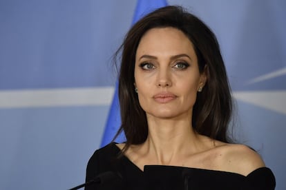 Si hay algo que reine de manera impertérrita en Hollywood es el dictado de la eterna juventud. Por eso muchas de las estrellas de la gran pantalla no aceptan el paso de los años ni los signos de envejecimiento que acarrean y se rinden ante los supuestos milagros de bótox y la cirugía plástica. Pero, parece que de manera tímida comienza a surgir un pequeño movimiento que se niega a someterse a los dictados del mantenerse siempre joven. Angelina Jolie es miembro de este club que en una entrevista dejó claro que se enorgullece de sus arrugas y sus líneas de expresión. "Cuando me miro en el espejo, veo que me parezco a mi madre. Y eso me alegra muchísimo. Veo que estoy envejeciendo, y no me molesta, porque significa que estoy viva".