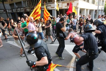 Enfrentamiento entre antidisturbios y concentrados contra la presencia de los Pr&iacute;ncipes en Girona.