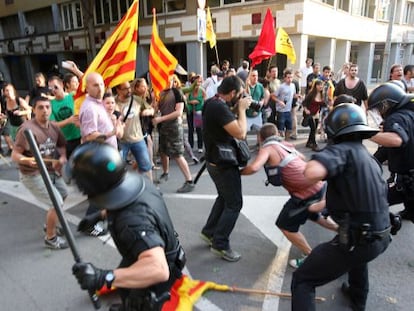 Enfrentamiento entre antidisturbios y concentrados contra la presencia de los Pr&iacute;ncipes en Girona.