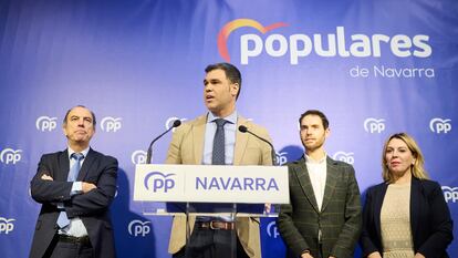 El presidente del PPN, Javier García, interviene ante la presencia de la secretaria general del PPN, Amelia Salanueva, y los diputados Carlos García Adanero y Sergio Sayas, este martes en Pamplona.