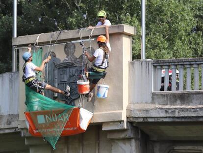 Operarios retirando las águilas franquistas del punte del Agua. 